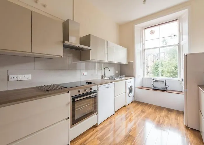Beautiful 2 Bed 2 Bath Flat Overlooking Meadows Park *