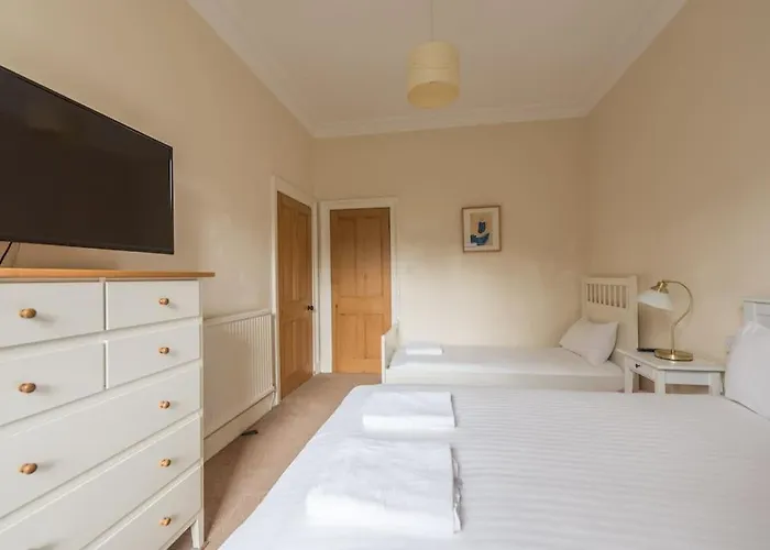 Beautiful 2 Bed 2 Bath Flat Overlooking Meadows Park Apartamento