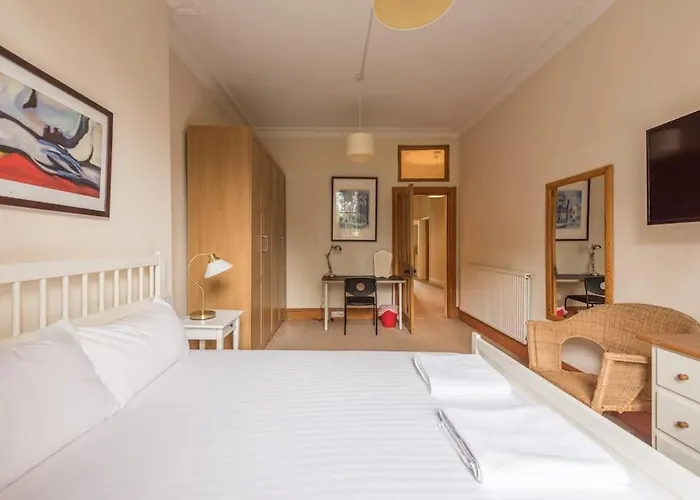 Beautiful 2 Bed 2 Bath Flat Overlooking Meadows Park Edimburgo