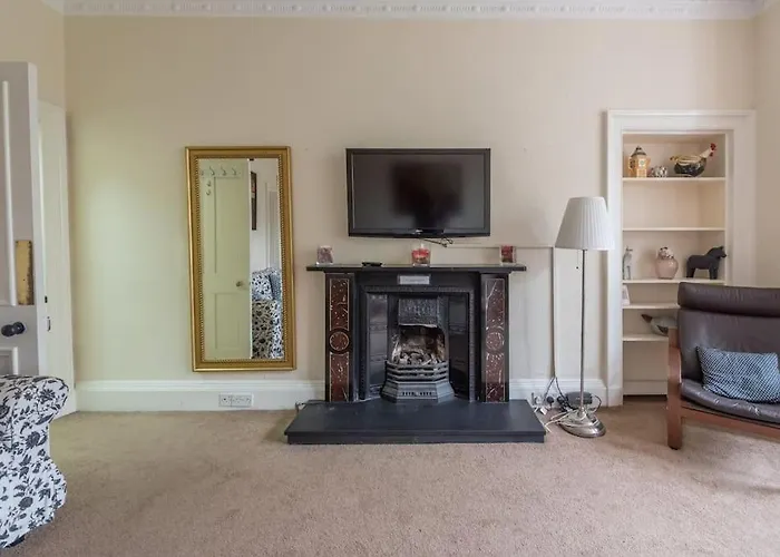 Beautiful 2 Bed 2 Bath Flat Overlooking Meadows Park Appartamento