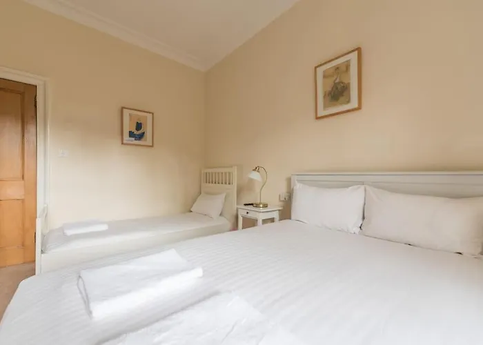 Beautiful 2 Bed 2 Bath Flat Overlooking Meadows Park