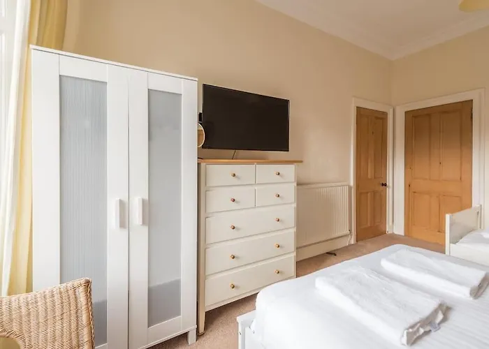 Beautiful 2 Bed 2 Bath Flat Overlooking Meadows Park Appartamento *