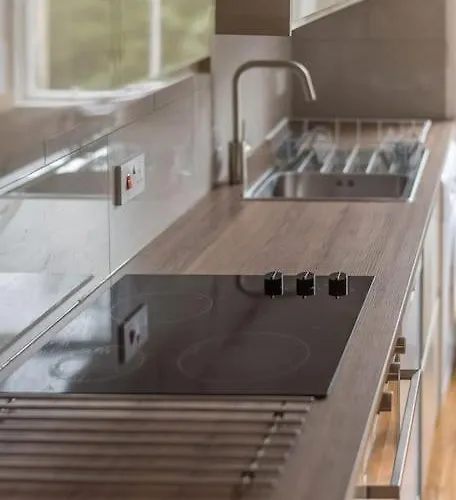 Beautiful 2 Bed 2 Bath Flat Overlooking Meadows Park