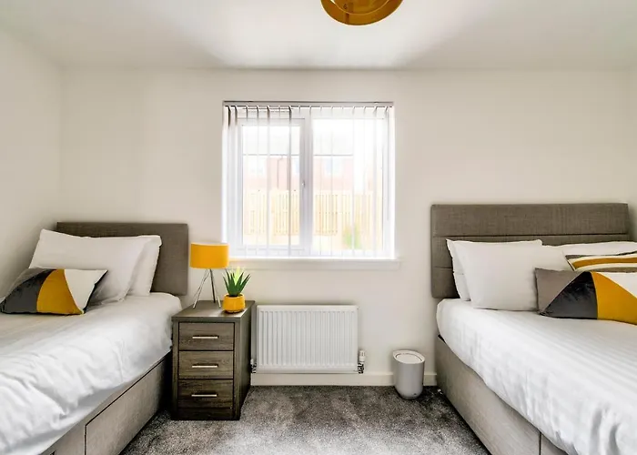 2-bedroom With Private Garden & Parking * אדינבורו