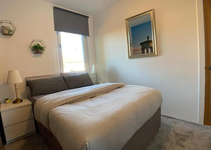 Maria- Bright And Modern Center .