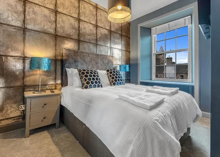 Boutique Modern Royal Mile Sleeps 4 דירה אדינבורו