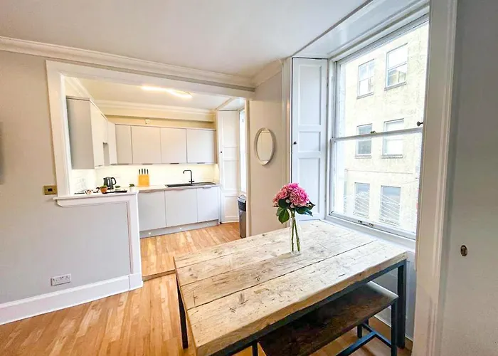 דירה Rose Street's Hidden Treasure- 2bed Newly Refurbished אדינבורו