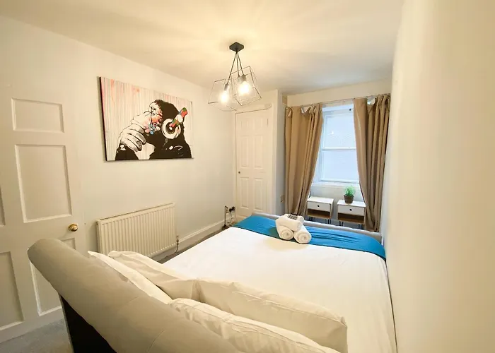 Rose Street's Hidden Treasure- 2bed Newly Refurbished * אדינבורו