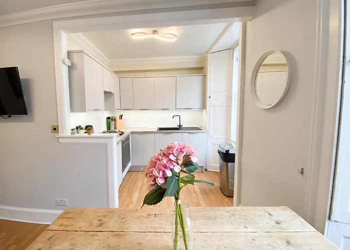 Rose Street's Hidden Treasure- 2bed Newly Refurbished דירה אדינבורו