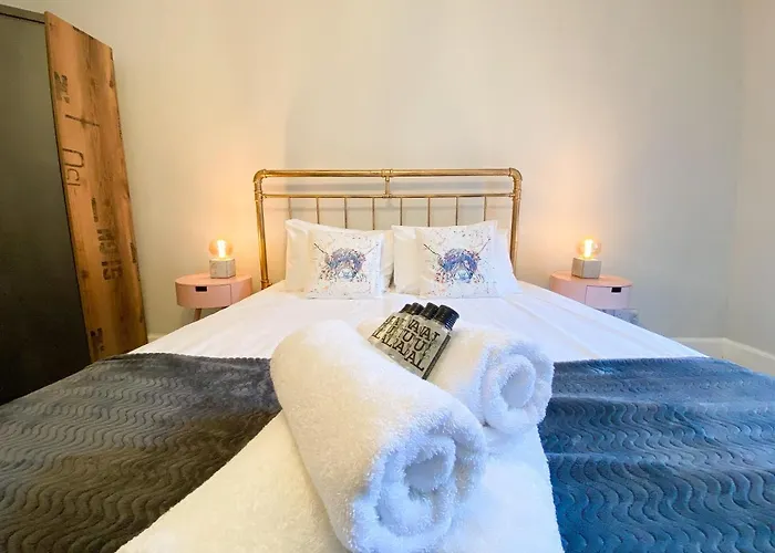 Rose Street's Hidden Treasure- 2bed Newly Refurbished