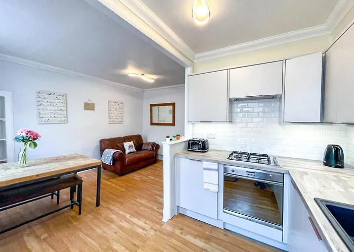 Rose Street's Hidden Treasure- 2bed Newly Refurbished *