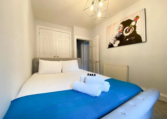 Rose Street's Hidden Treasure- 2bed Newly Refurbished *
