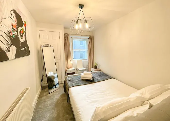 Rose Street's Hidden Treasure- 2bed Newly Refurbished * אדינבורו