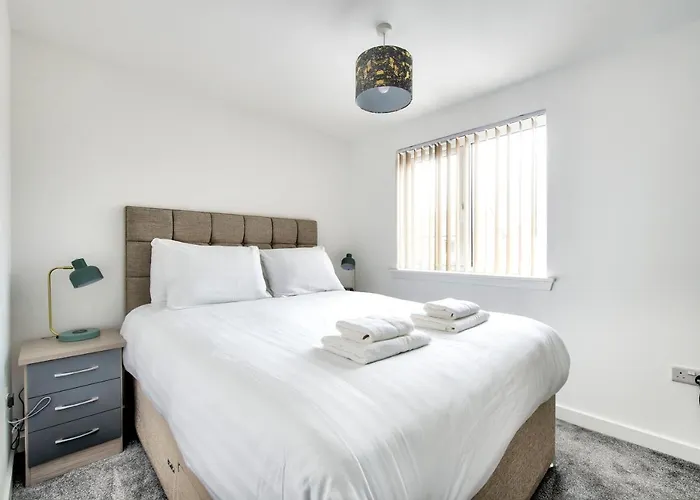 2-bedroom With Private Garden & Parking בית נופש