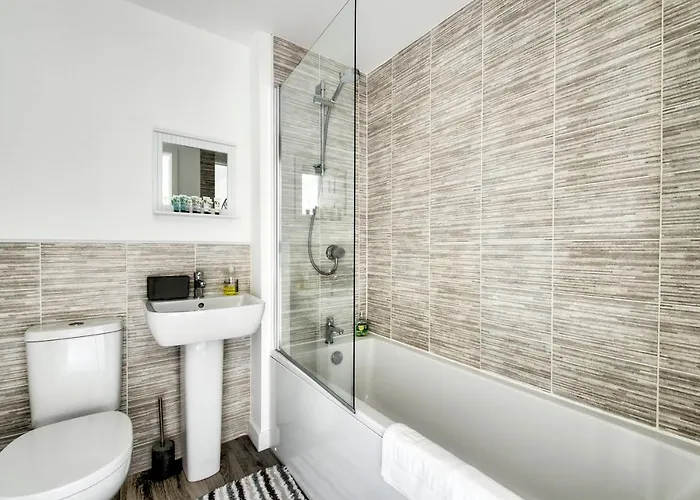 2-bedroom With Private Garden & Parking *