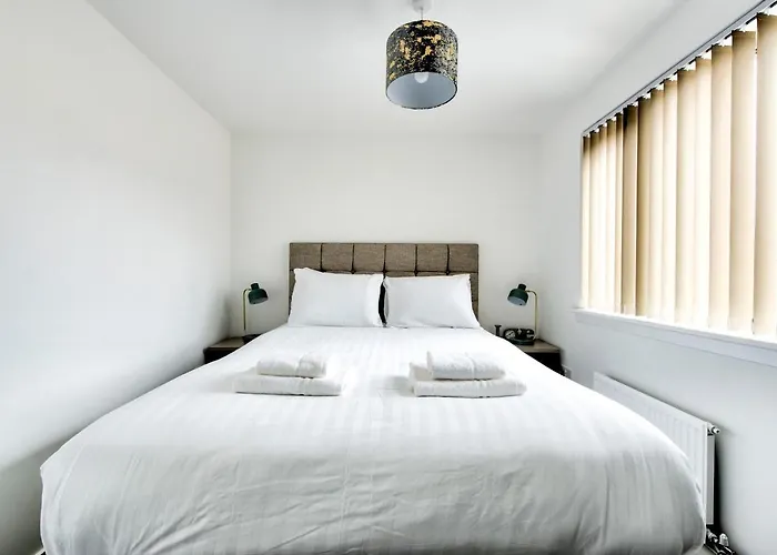 2-bedroom With Private Garden & Parking בית נופש אדינבורו