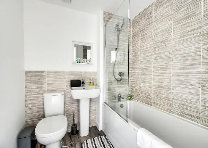 2-bedroom With Private Garden & Parking בית נופש אדינבורו