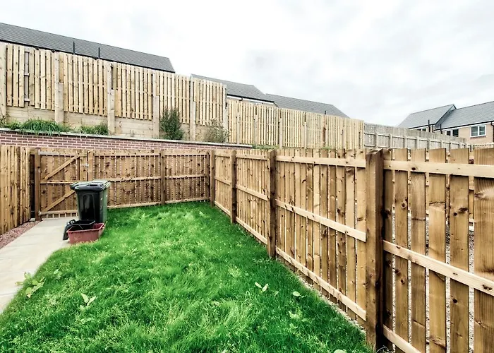 2-bedroom With Private Garden & Parking *