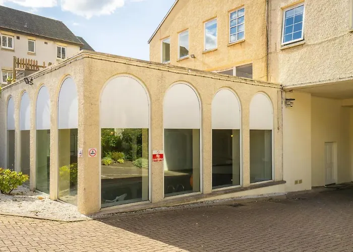 Bright 3 Bed Flat With Pool & Parking