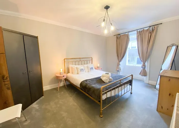 Rose Street's Hidden Treasure- 2bed Newly Refurbished דירה אדינבורו