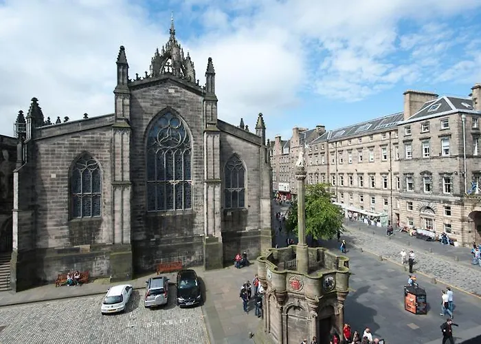 Parliament Sq 12 Royal Mile * Edinburgh