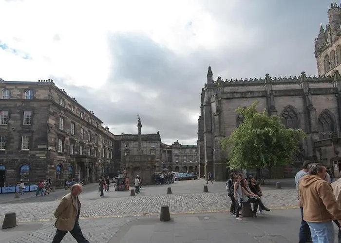 Parliament Sq 12 Royal Mile * Edinburgh