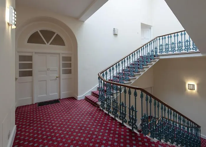 Parliament Sq 12 Royal Mile *