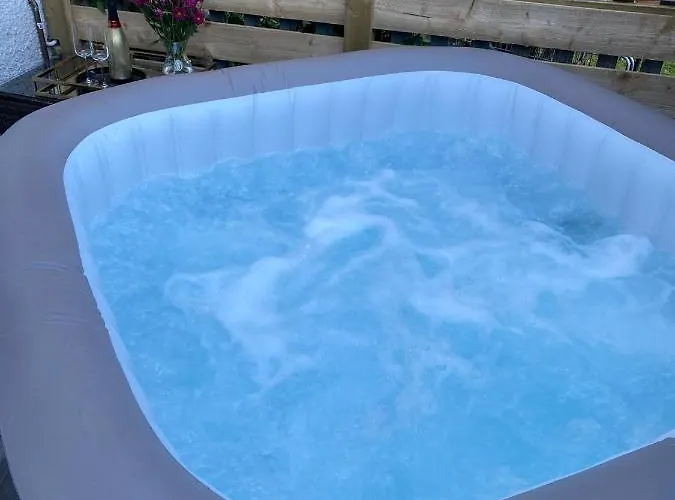 Lovely 3 Bed With Jacuzzi, Close To Airport, Driveway, Wifi Édimbourg