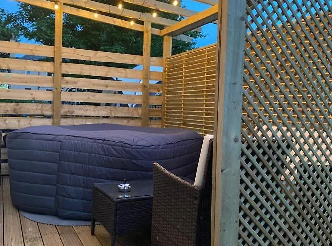 Lovely 3 Bed With Jacuzzi, Close To Airport, Driveway, Wifi Appartement