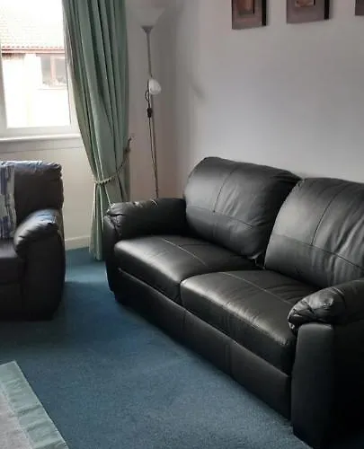 Ideal Location With Free On-site Private Parking דירה