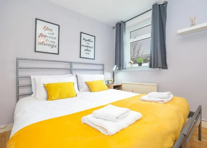 Beautiful 4 Bedroom - Free Parking *