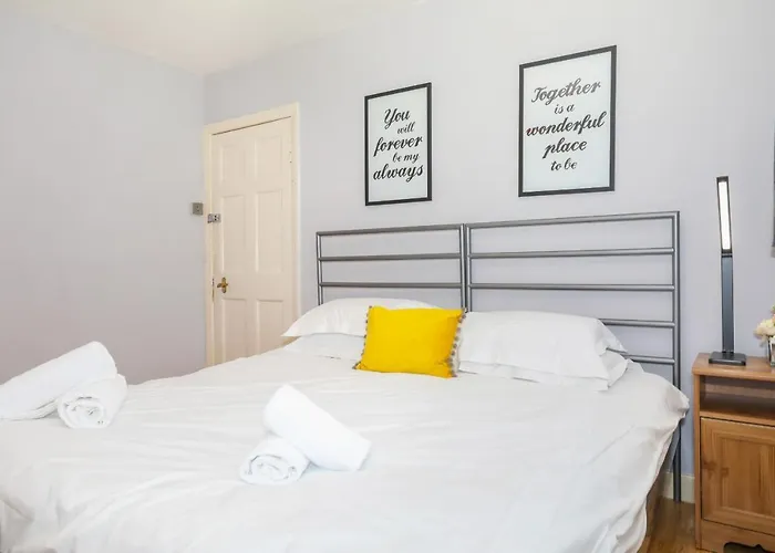 Casa vacanze Beautiful 4 Bedroom - Free Parking *