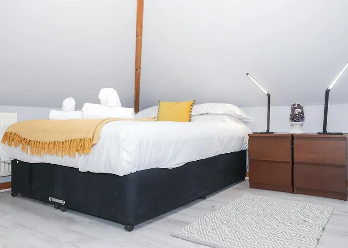 Beautiful 4 Bedroom - Free Parking *
