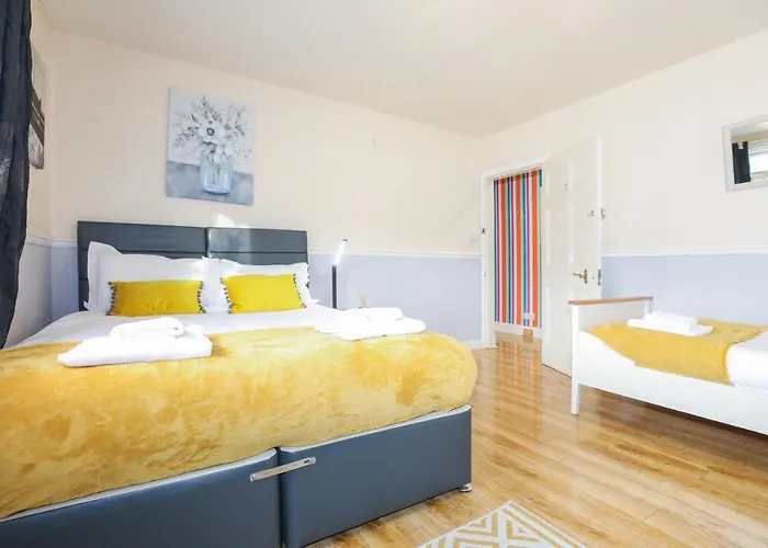 Beautiful 4 Bedroom - Free Parking *