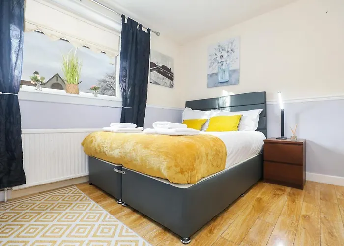 Beautiful 4 Bedroom - Free Parking Casa vacanze *