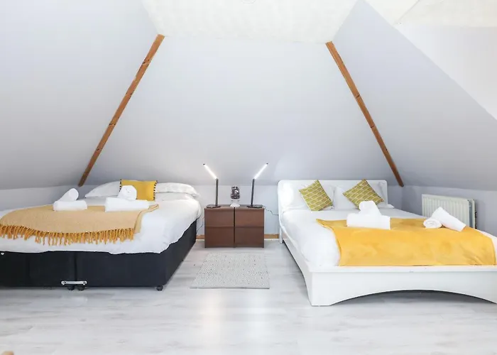 Beautiful 4 Bedroom - Free Parking Casa vacanze