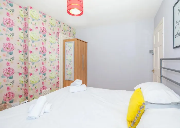 Beautiful 4 Bedroom - Free Parking Casa vacanze *