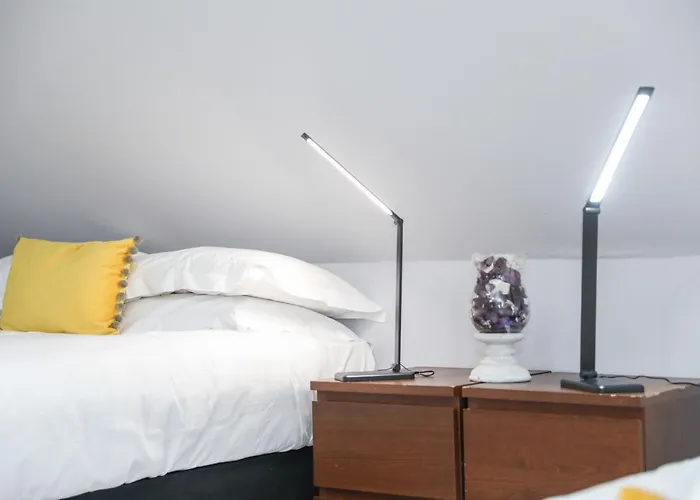 Casa vacanze Beautiful 4 Bedroom - Free Parking *