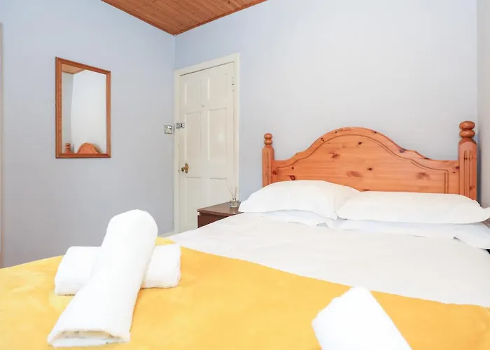 Casa vacanze Beautiful 4 Bedroom - Free Parking