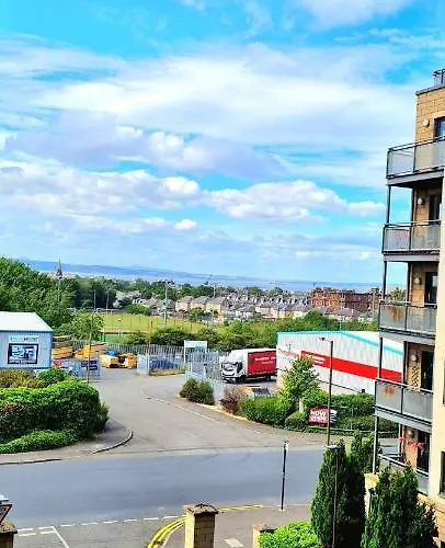 Elegant 2 Bedroom Centre - Free Parking - Private Balcony شقة