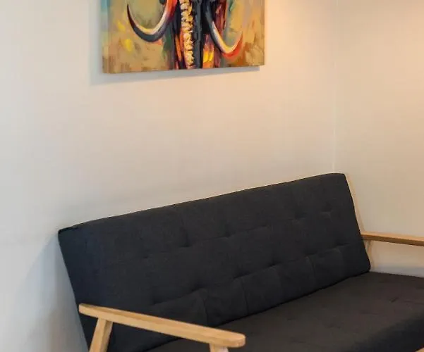 Elegant 2 Bedroom Centre - Free Parking - Private Balcony *