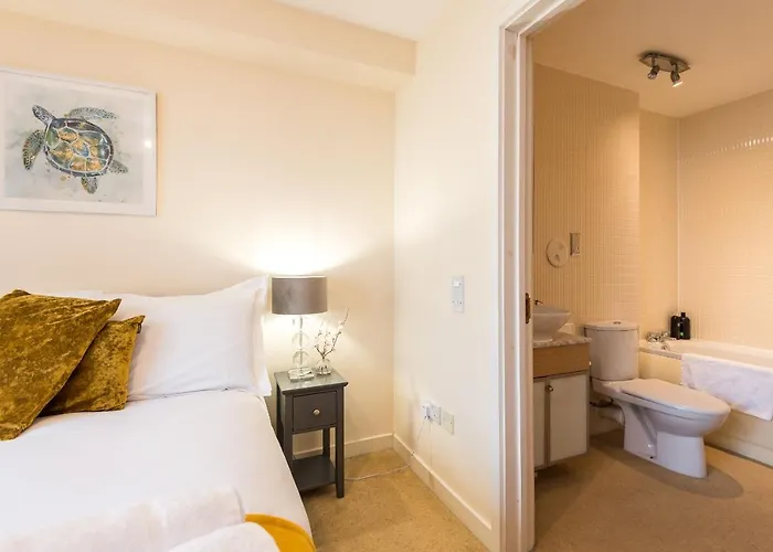 Elegant 2 Bedroom Centre - Free Parking - Private Balcony شقة *