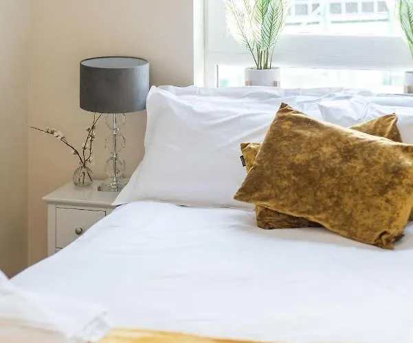 Elegant 2 Bedroom Centre - Free Parking - Private Balcony شقة إدنبرة