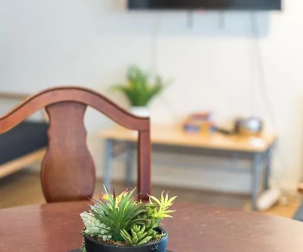 Elegant 2 Bedroom Centre - Free Parking - Private Balcony