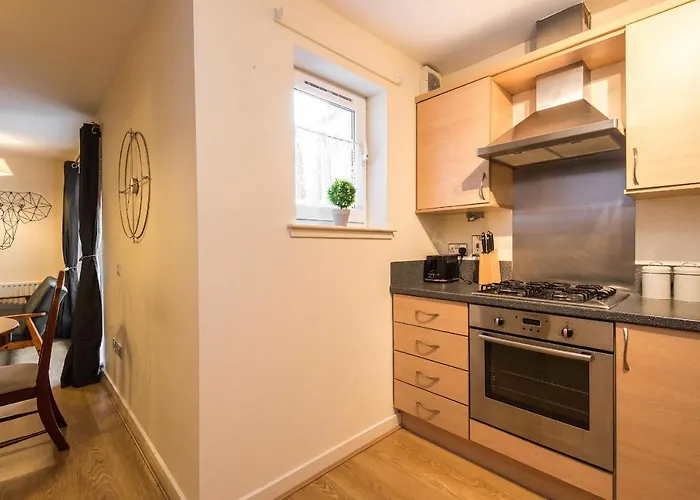 Elegant 2 Bedroom Centre - Free Parking - Private Balcony