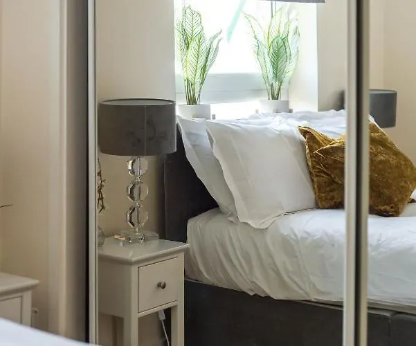 Elegant 2 Bedroom Centre - Free Parking - Private Balcony