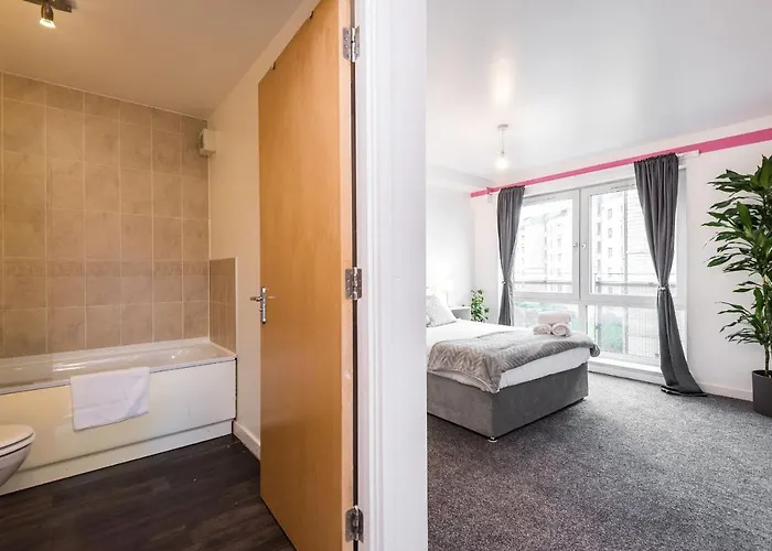 Modern Spacious 3 Bedroom Centre - Free Parking - Private Balcony Edinburgh