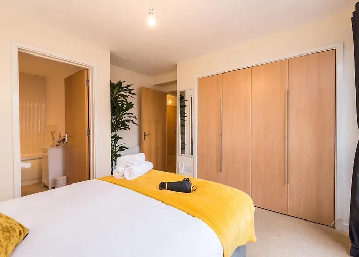 Elegant 2 Bedroom Centre - Free Parking - Private Balcony *