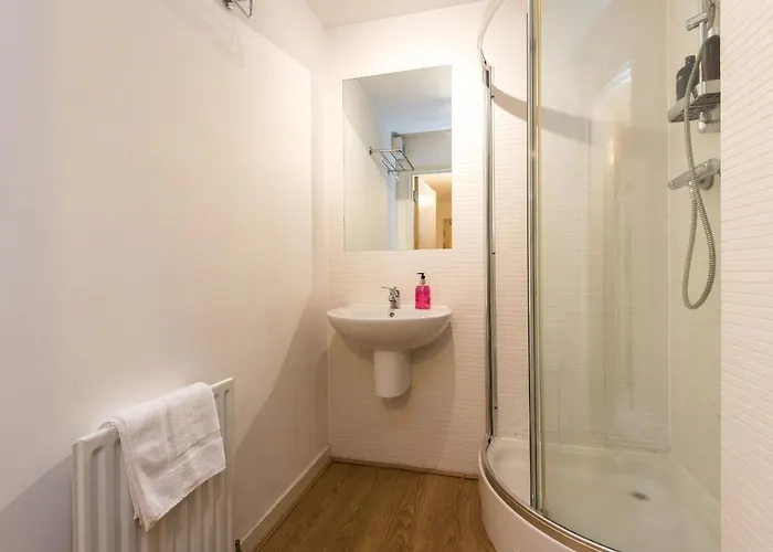 Elegant 2 Bedroom Centre - Free Parking - Private Balcony شقة إدنبرة