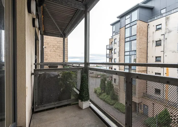 شقة Elegant 2 Bedroom Centre - Free Parking - Private Balcony *